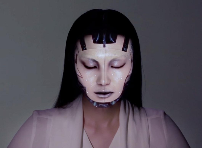The Japanese invented &quot;electronic makeup&quot;