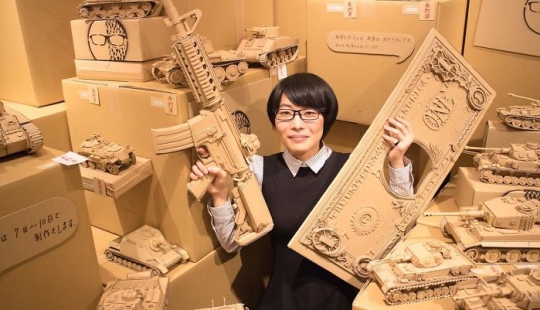 The Japanese woman never throws away cardboard boxes: she finds a better use for them