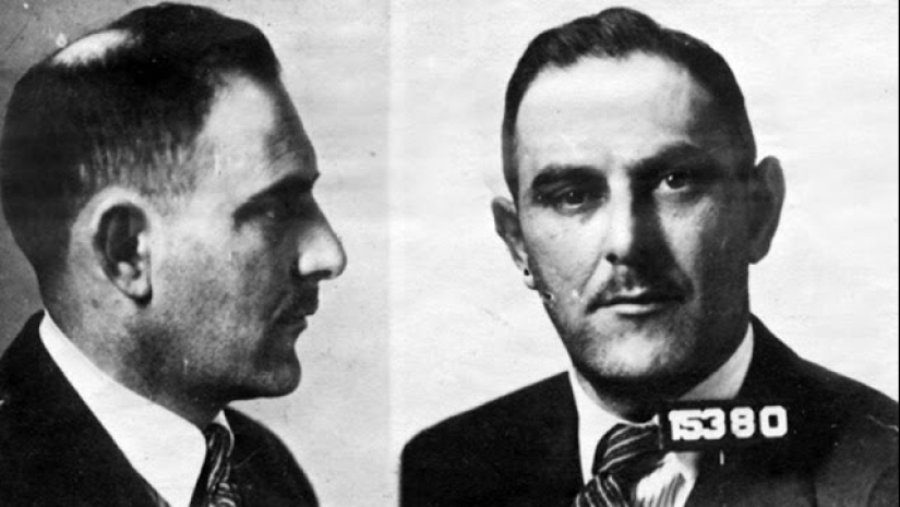 The King of scammers — how Victor Lustig was able to sell the Eiffel Tower. Twice