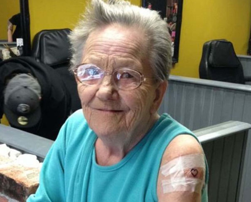 The missing 79-year-old woman was found in the tattoo parlor, where she got her first tattoo in her life!