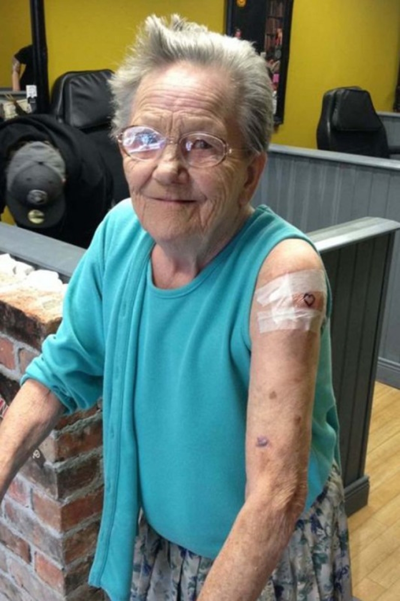 The missing 79-year-old woman was found in the tattoo parlor, where she got her first tattoo in her life!