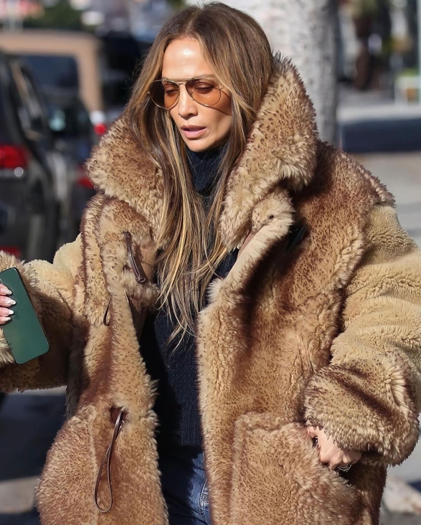 The most fashionable fur coat of winter 2023 - Jennifer Lopez