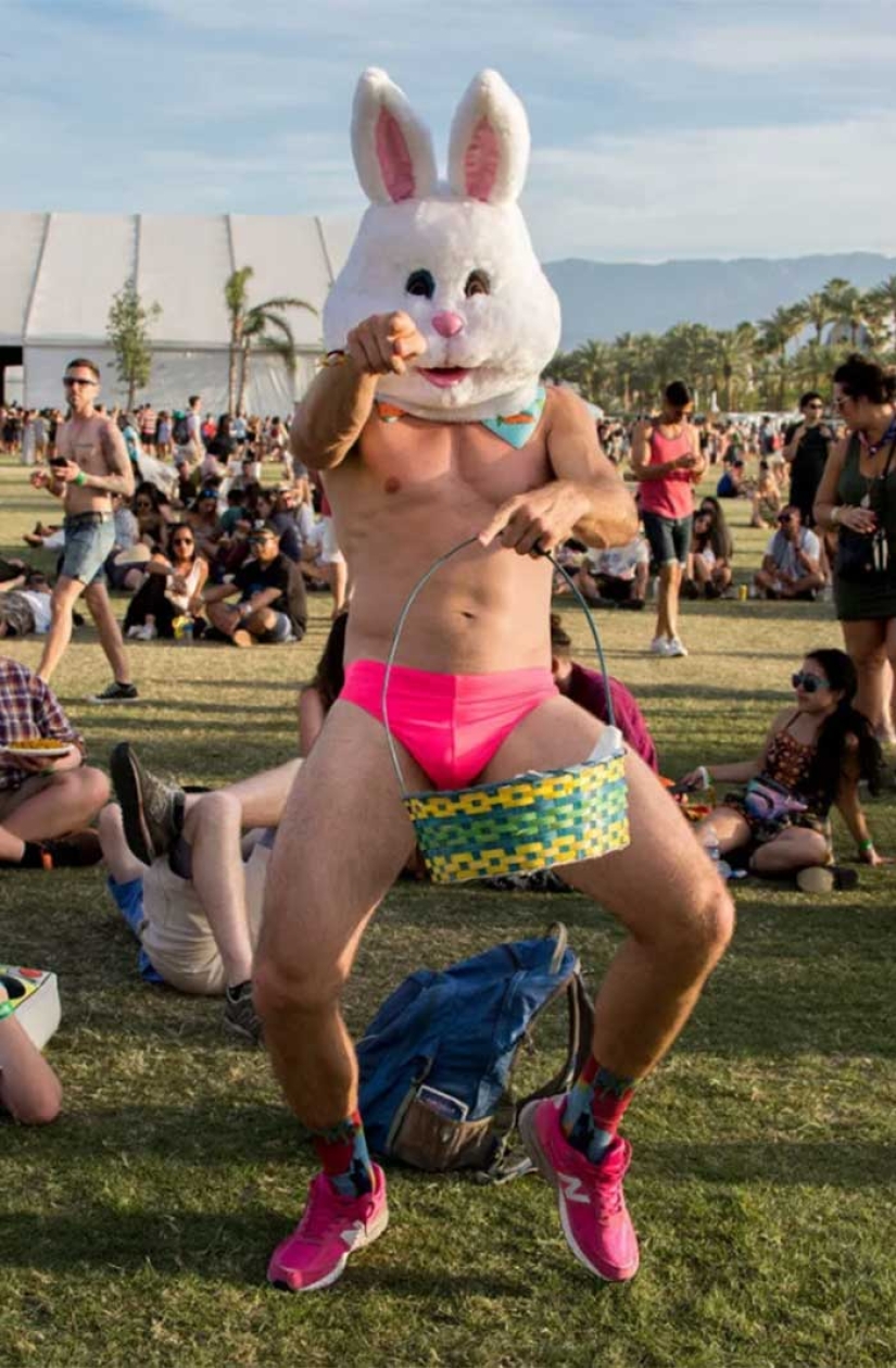 The naked King: the crazy outfits of the guests of the Coachella 2017 festival