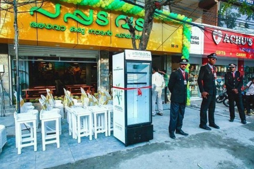 The owner of the restaurant put a refrigerator with food on the street so that the homeless could eat