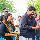 The owner of the restaurant put a refrigerator with food on the street so that the homeless could eat