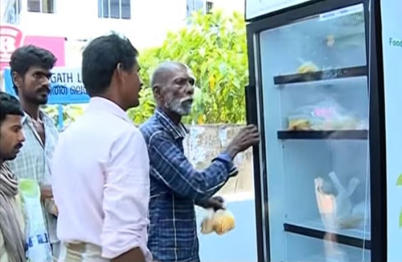 The owner of the restaurant put a refrigerator with food on the street so that the homeless could eat