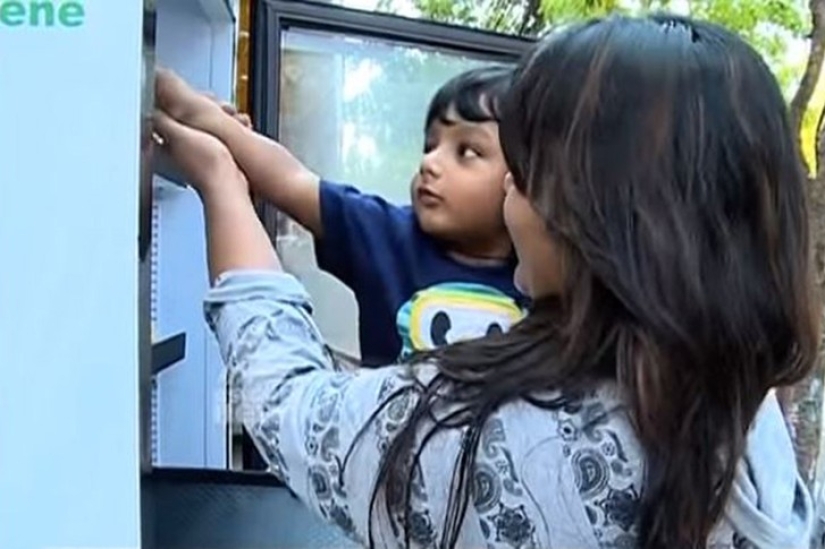 The owner of the restaurant put a refrigerator with food on the street so that the homeless could eat