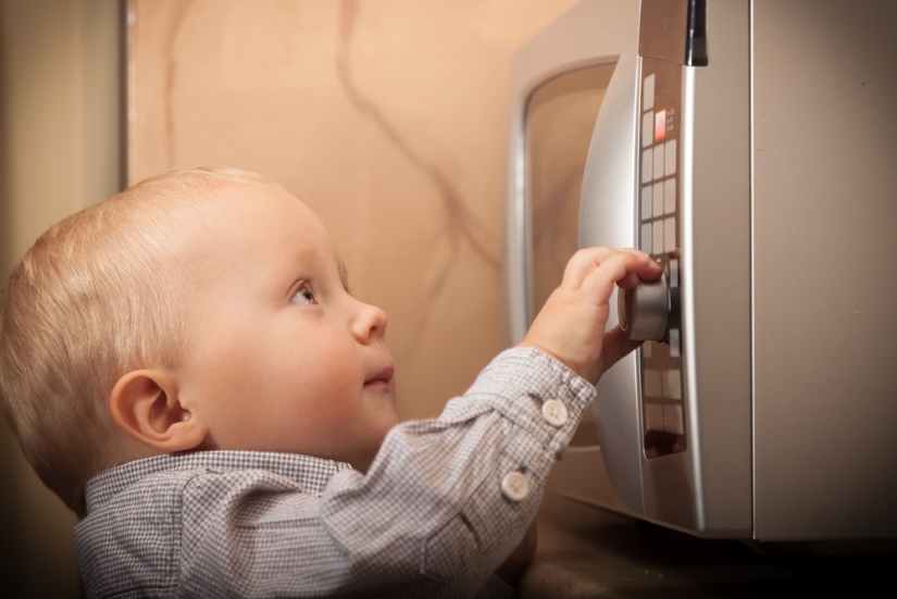 The phone in the microwave, key in the socket and other errors of childhood with Reddit