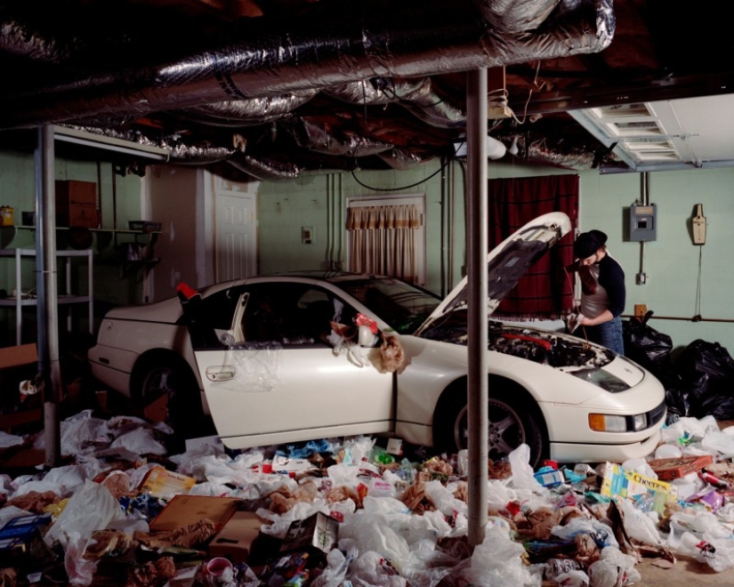 The photographer filled up the apartments of friends with garbage to show what we are doing with the planet