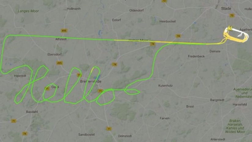 The pilots of the liner helped him to draw a huge self-portrait in the sky