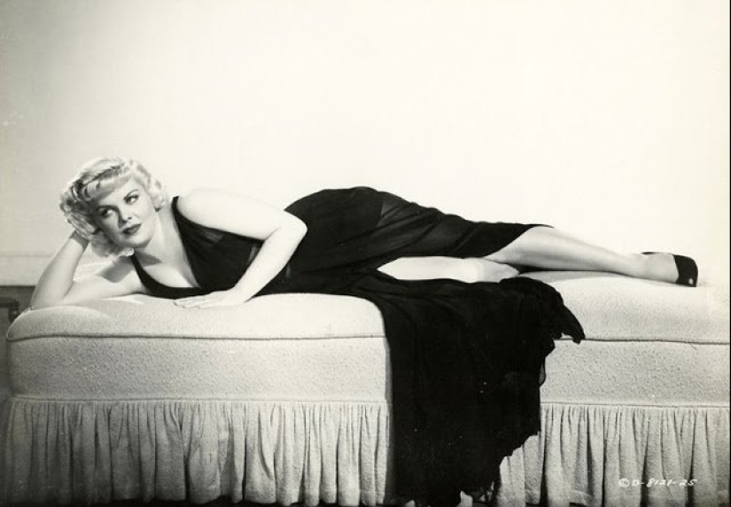 The Queen of film Noir: a great "bad girl" Cleo Moore