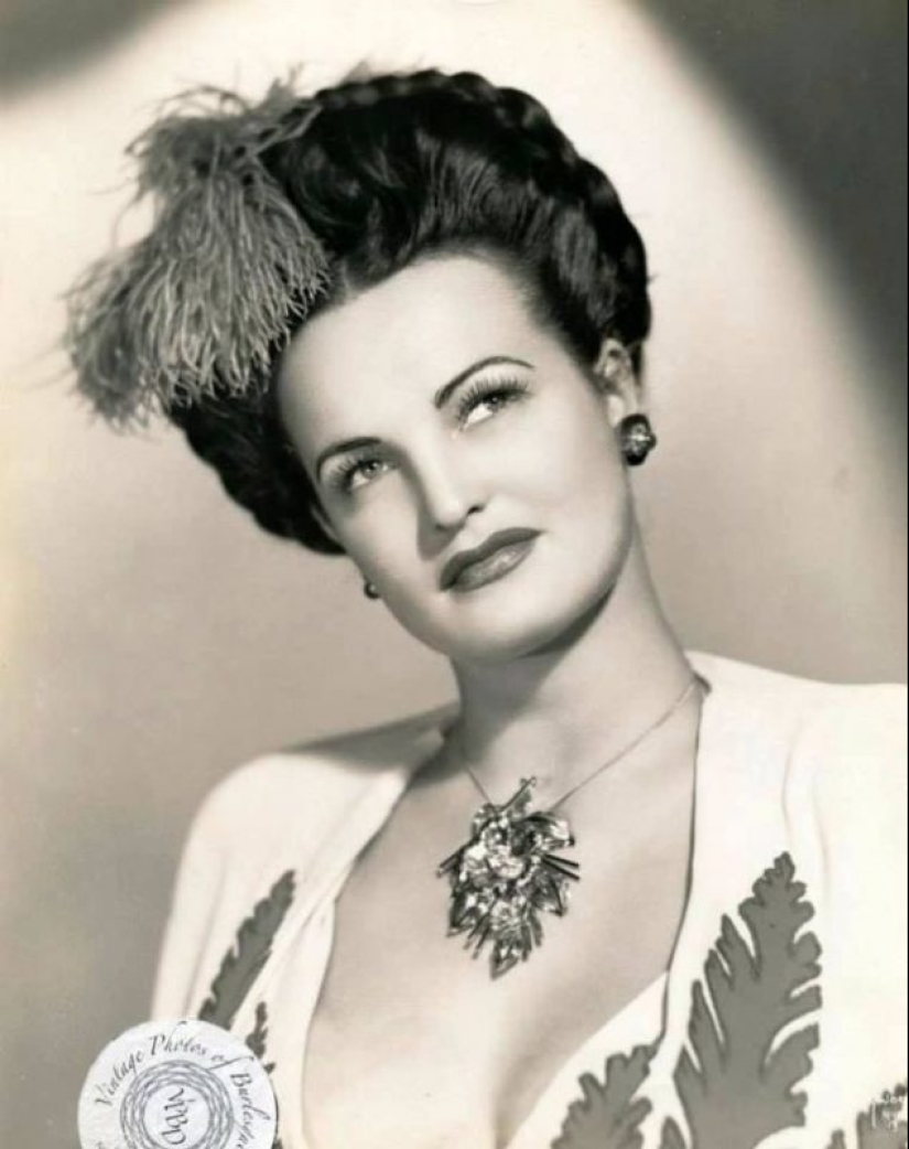 "The Queen of the Amazons", the highest star burlesque Lois Defi
