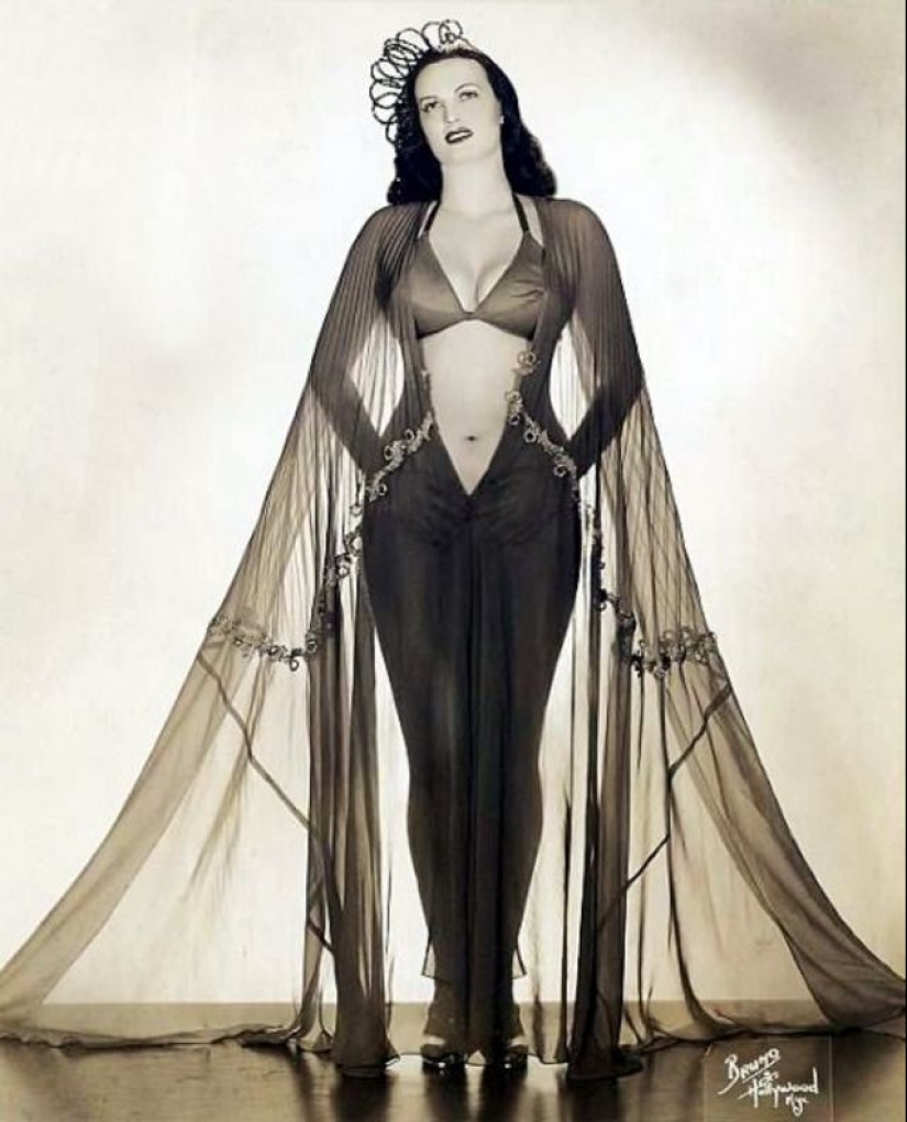 "The Queen of the Amazons", the highest star burlesque Lois Defi