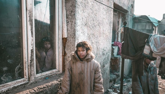 “The Roma Princesses”: This Photographer Documented The Tale Of Hope And Struggle In A Roma Ghetto