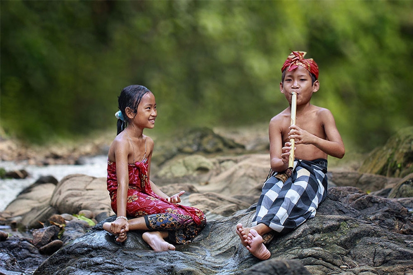 The simple life of an Indonesian village photographed by Herman Damar