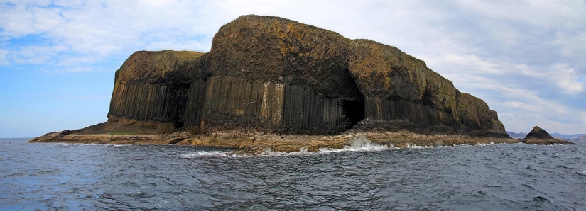 The Singing cave of Fingal - Pictolic