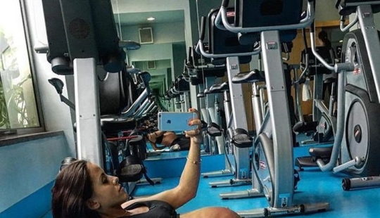 The story of a fitness fan who continues to train even during pregnancy