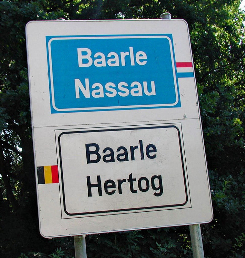 The village of Baarle: from Belgium to the Netherlands at a stone&#39;s throw