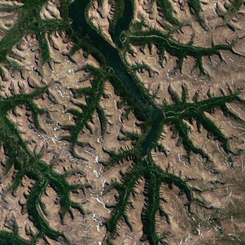 The virtual globe: 30 interesting locations with Google Earth