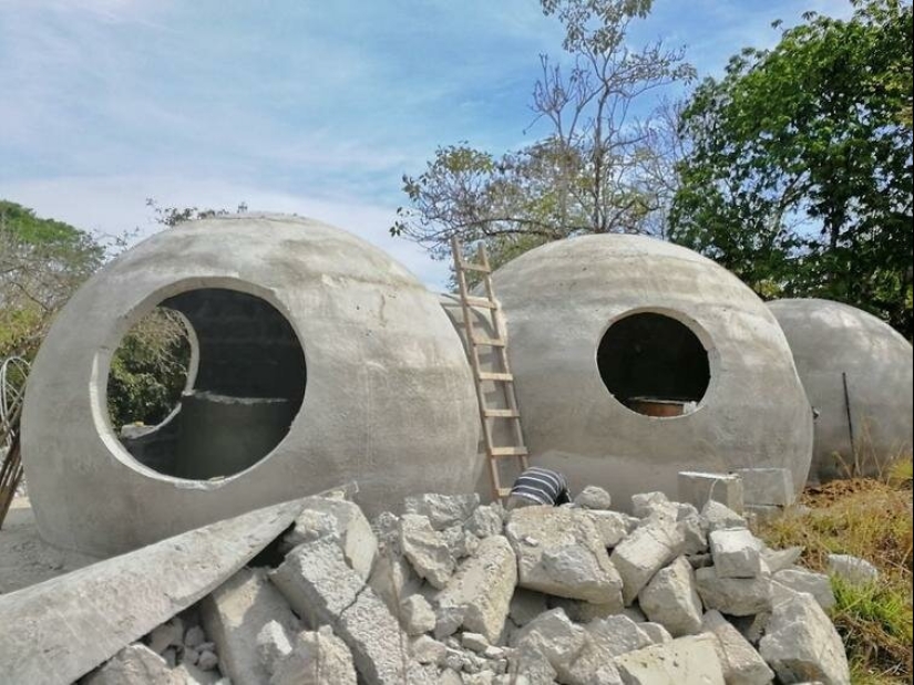 The woman built in the middle of the jungle house is made of concrete and dishwashing detergent