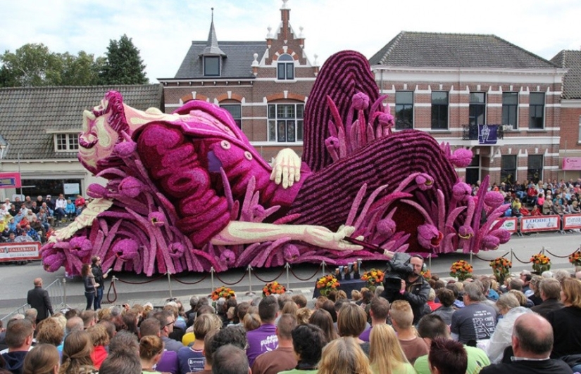 The world&#39;s largest flower parade in Holland dedicated to Van Gogh