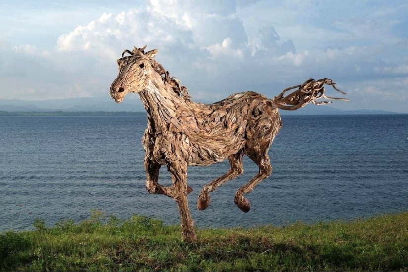 These sculptures seem to be alive… You will never believe what they are made of