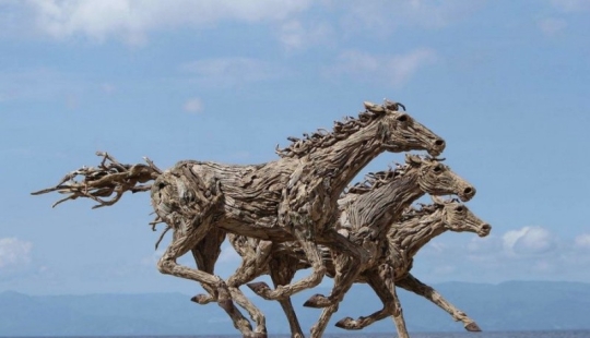 These sculptures seem to be alive… You will never believe what they are made of