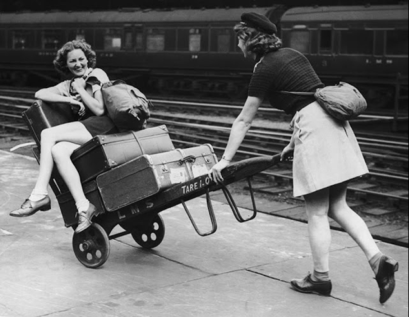 This crazy, vibrant London in black and white photographs from the 1930s