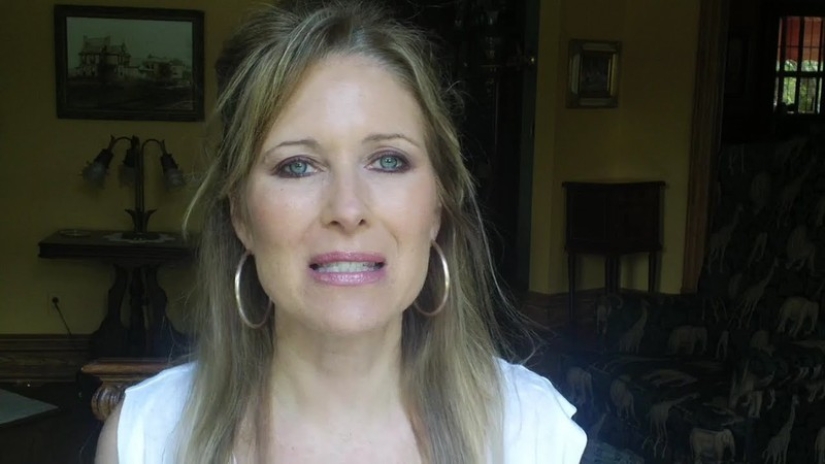This girl lives in the USA, runs a popular beauty vlog... and is 60 years old.