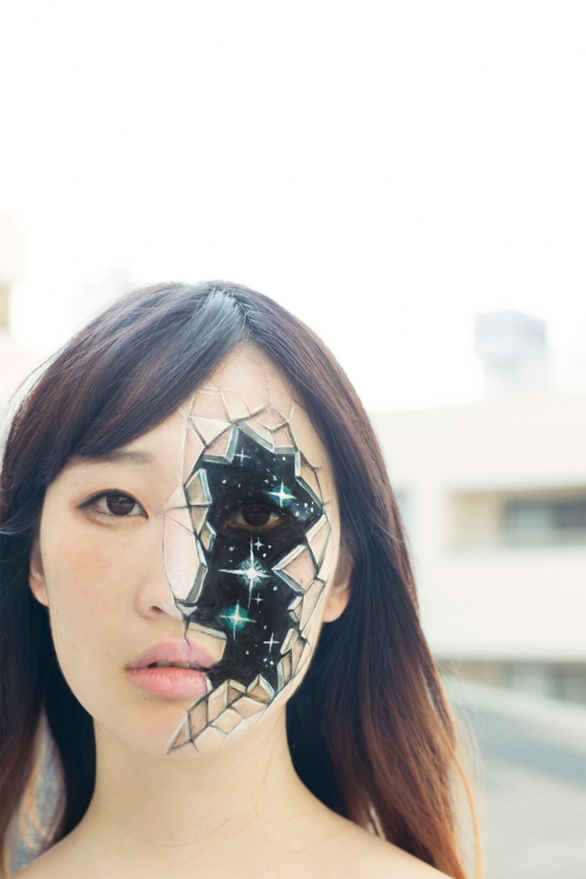 This Japanese artist draws holes and zippers for girls
