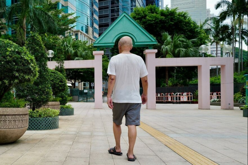 This Photographer Captured Funny Accidental Images While Strolling Through The Streets