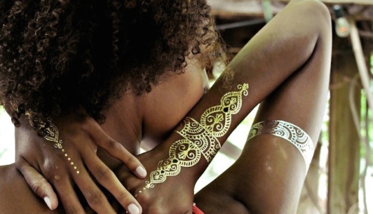This summer&#39;s new trend: metal tattoos instead of jewelry