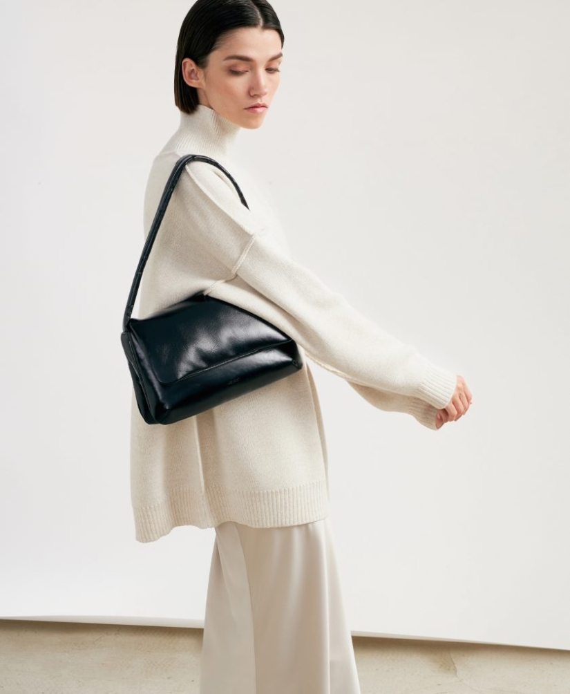 Tired? Then you definitely need a pillow bag like on the JW Anderson and Louis Vuitton shows.