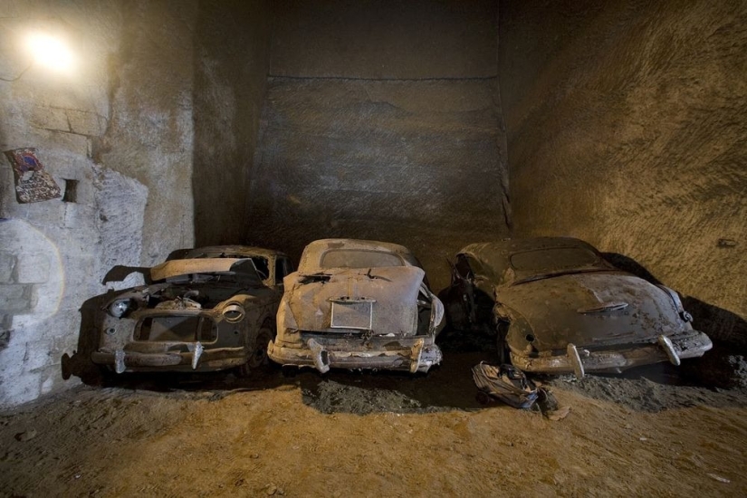 Túnel abandonado bajo Nápoles, que se convirtió en una cripta para los coches