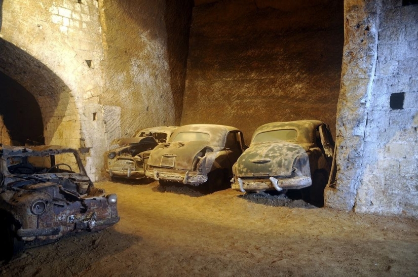 Túnel abandonado debajo de Nápoles, que se convirtió en una cripta para automóviles