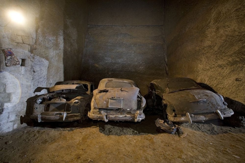 Túnel abandonado debajo de Nápoles, que se convirtió en una cripta para automóviles