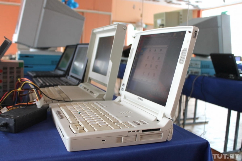 Tocamos y lloramos: una exposición de computadoras viejas