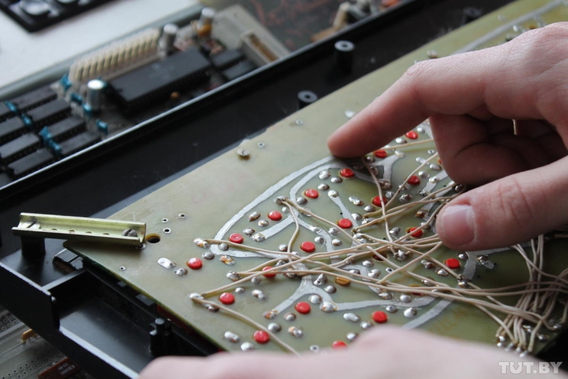 Tocamos y lloramos: una exposición de computadoras viejas