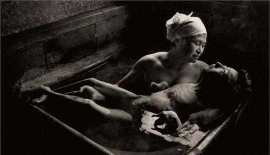 Tomoko Uemura in the bath. Photo that shocked the whole world