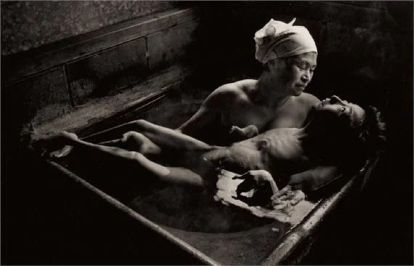 Tomoko Uemura in the bath. Photo that shocked the whole world