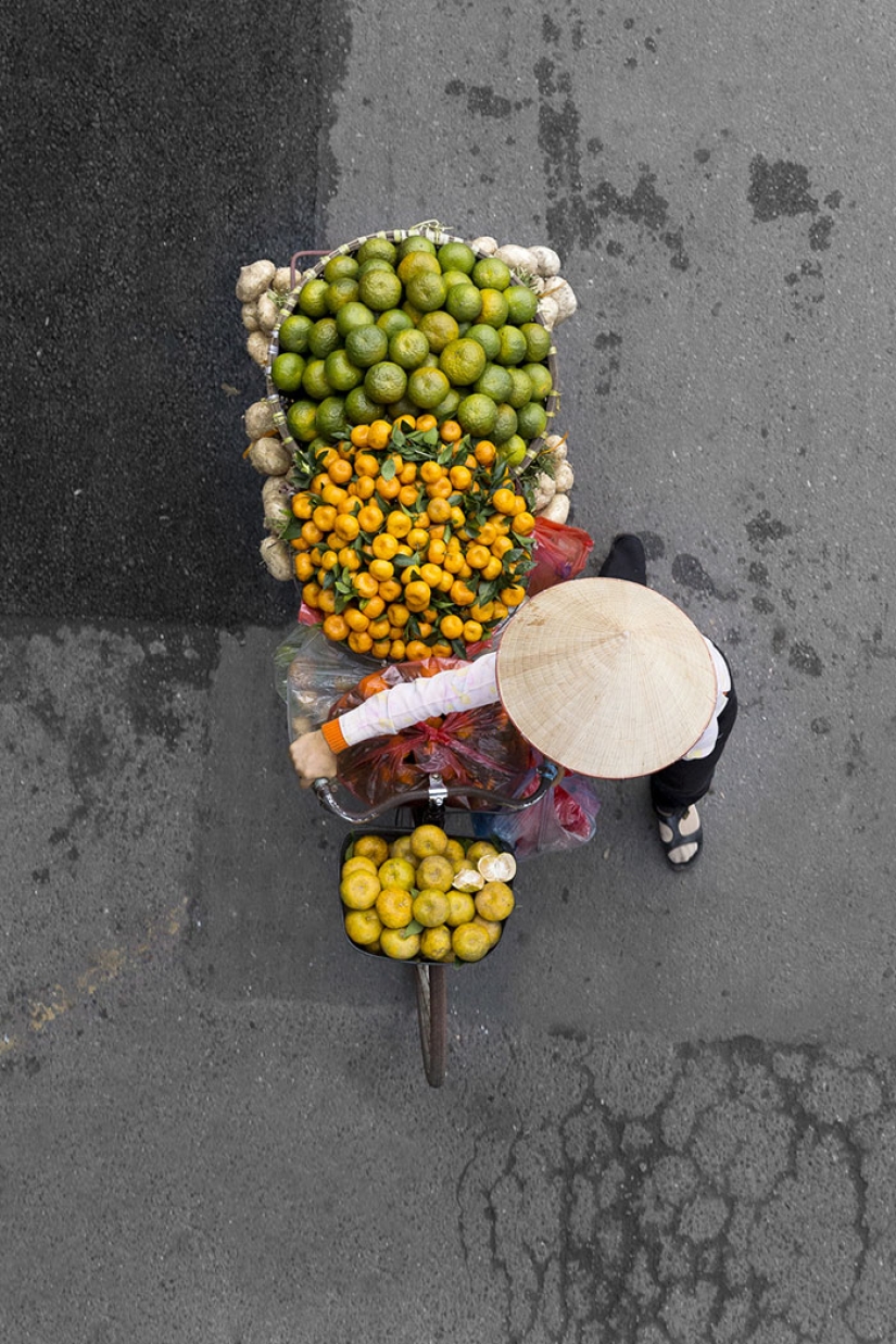 Top view: The photographer spent whole days on the bridge and took pictures of street vendors