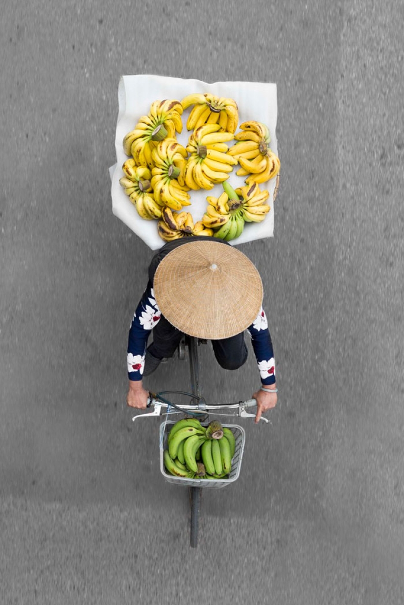 Top view: The photographer spent whole days on the bridge and took pictures of street vendors