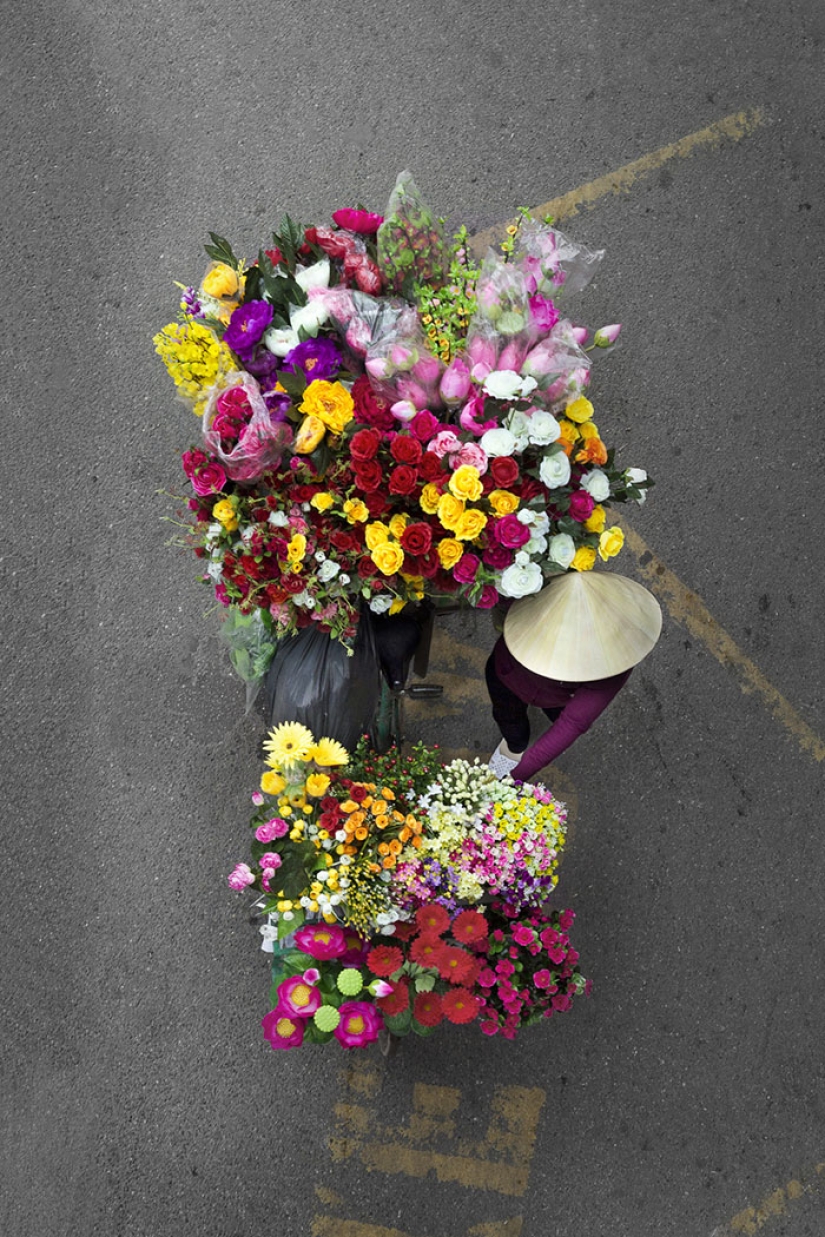 Top view: The photographer spent whole days on the bridge and took pictures of street vendors