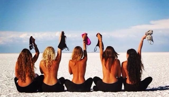 Topless es la nueva tendencia para las fotos de vacaciones