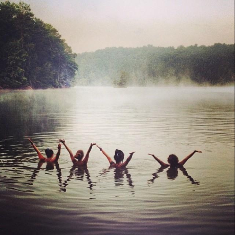 Topless is the new trend for vacation photos