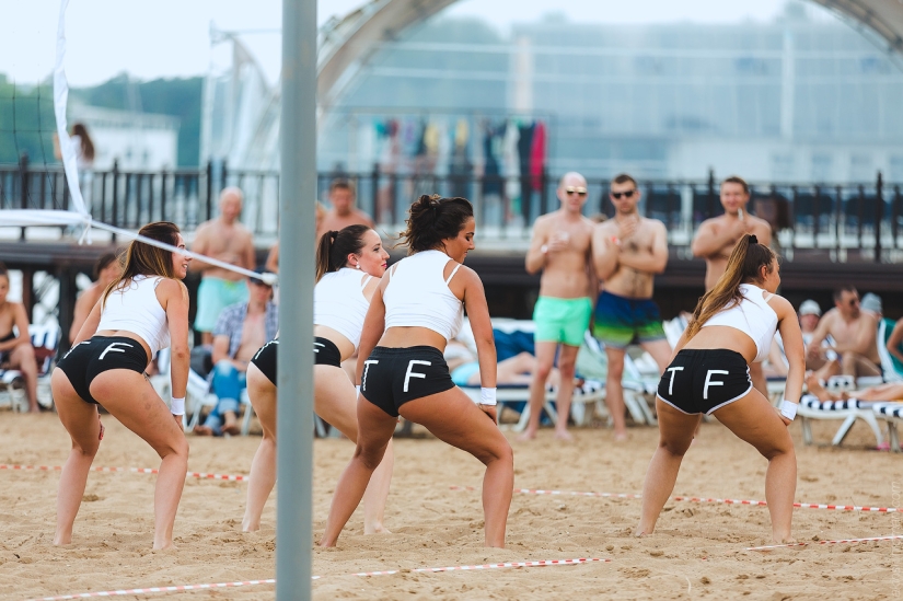 Torneo de voleibol de playa entre modelos