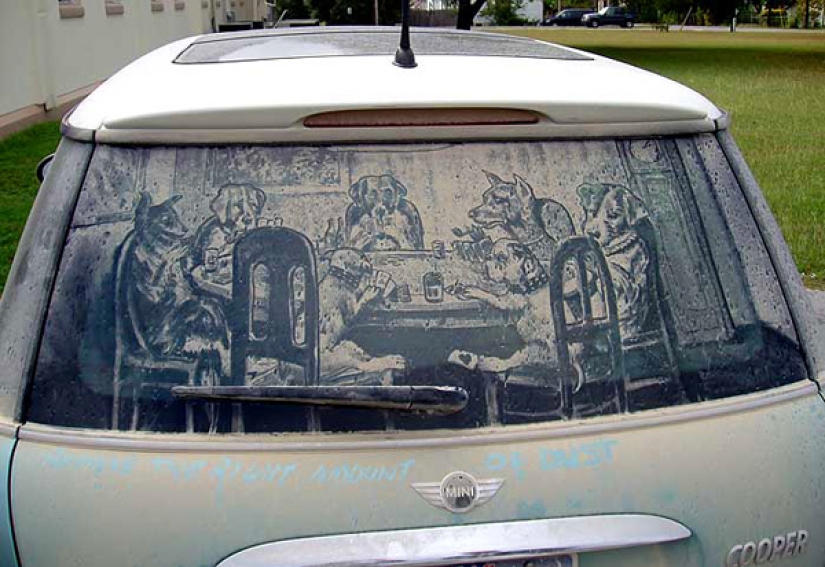 Trabajo polvoriento: el artista pinta pinturas geniales en ventanas sucias de automóviles