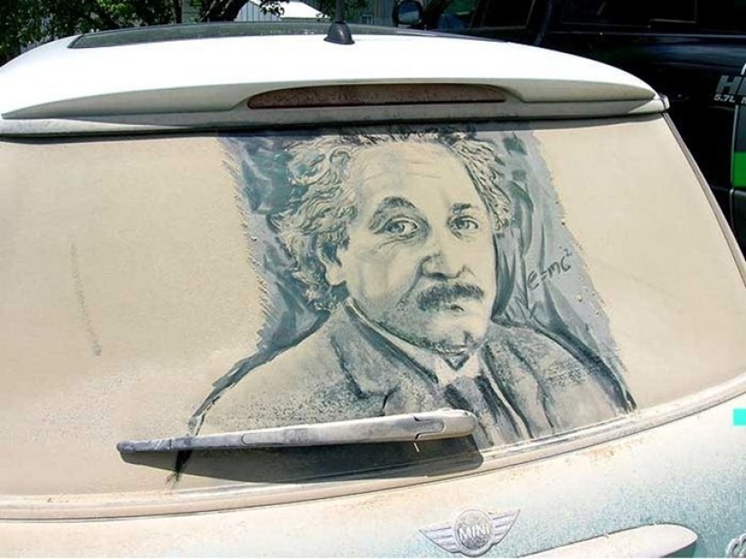 Trabajo polvoriento: el artista pinta pinturas geniales en ventanas sucias de automóviles