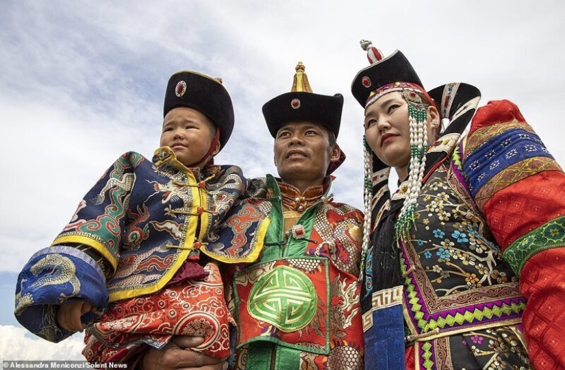Traditional clothes Mongols: sudden wealth