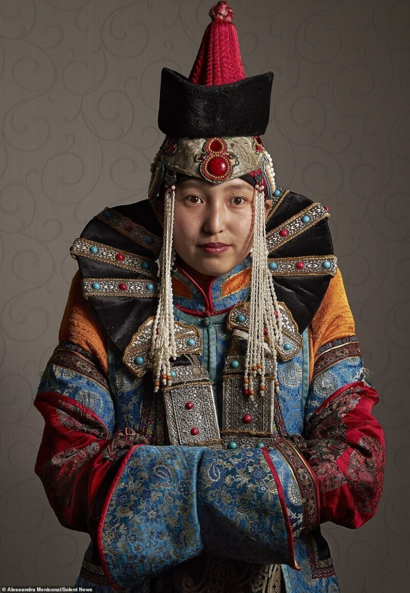 Traditional clothes Mongols: sudden wealth